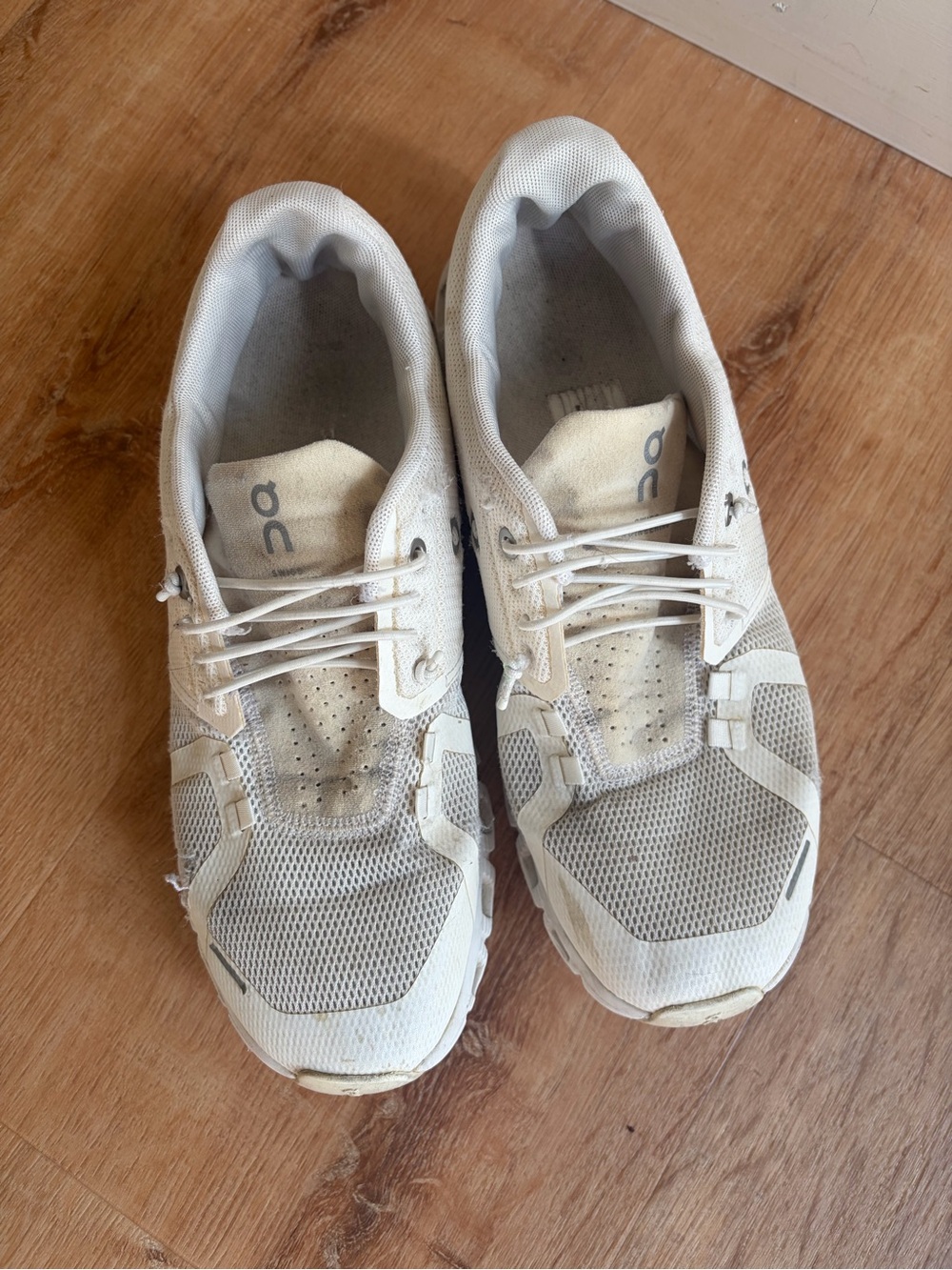 On Running Cloud 5 Running Shoes in White Women’s Size 9 - Picture 2 of 7